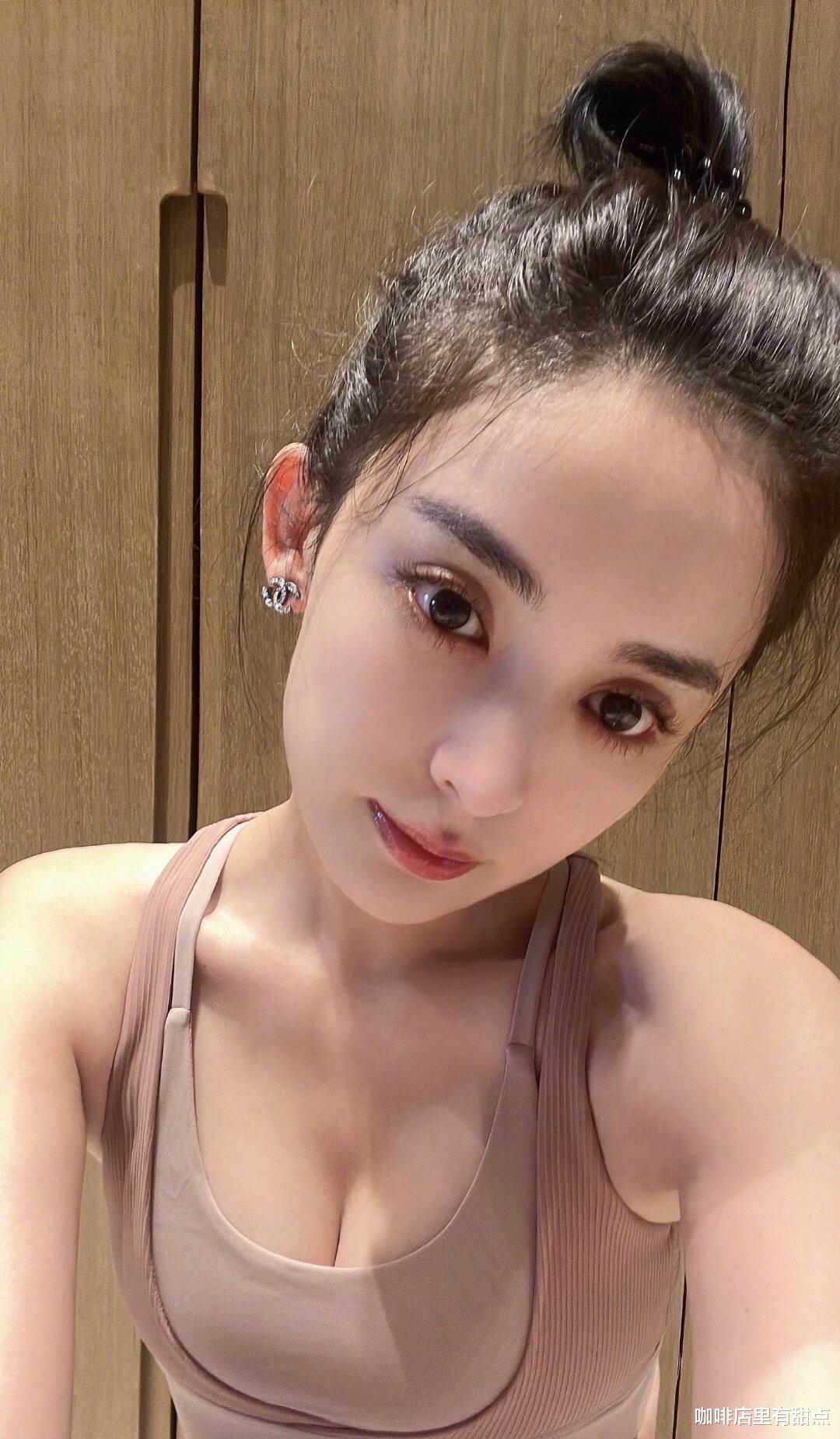 |古力娜扎身穿粉色运动bra, 晒健身美照