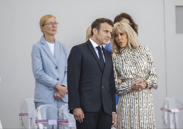 埃马纽埃尔·马克龙|44岁马克龙双鬓发白,69岁布丽吉特却活力十足,相守15年有夫妻相