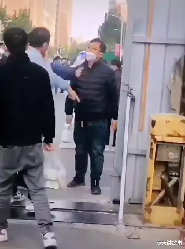 对着电视媒体宣称吃得很饱的某富士康员工,被不明人士饱以老拳