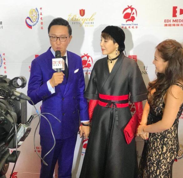 明星素颜|吴刚老婆开豪车接他下班，浓妆打扮似辣妹，他整脸装年轻不真实