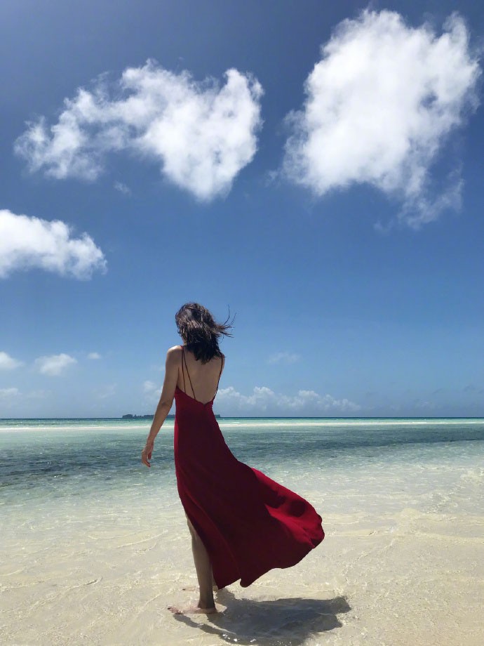 秦岚|41岁秦岚穿红裙的身材超性感,腰肢尺寸最诱人,与王鹤棣互动频繁