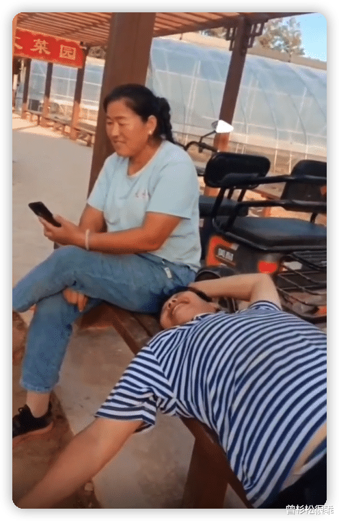 大衣哥行为引争议,室外掀大衣嫂衣服遭批,背部露出身后人来人往