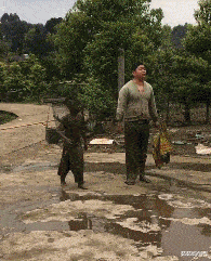 |大姐为了美观也是拼了，这么勒着不觉得闷吗？