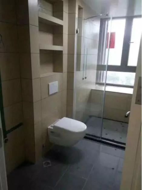 师傅在卫生间砌了半堵墙，邻居看后竟赖着不走，非要师傅去她家装