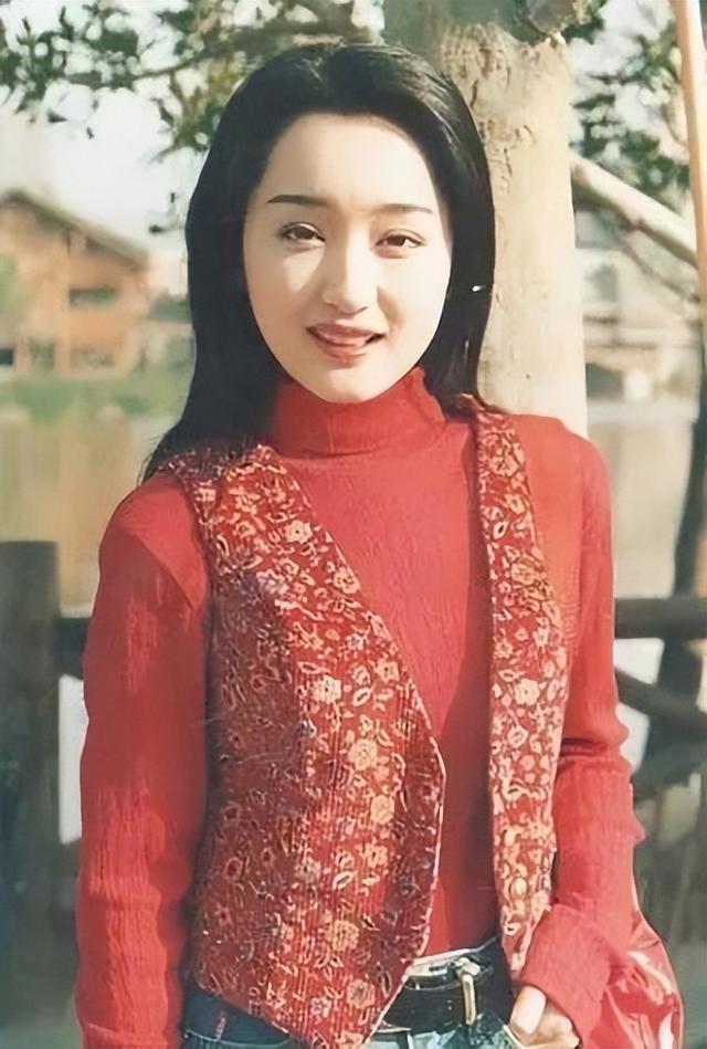 杨钰莹|赖文峰出狱后娶妻又生子，而杨钰莹却至今未婚，她在追求什么？