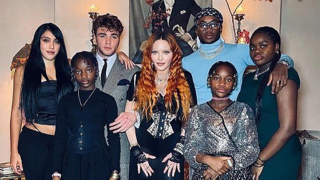 麦当娜|64岁麦当娜穿塑身衣拍全家福，被六个娃围绕，26岁亲生女儿越发像妈