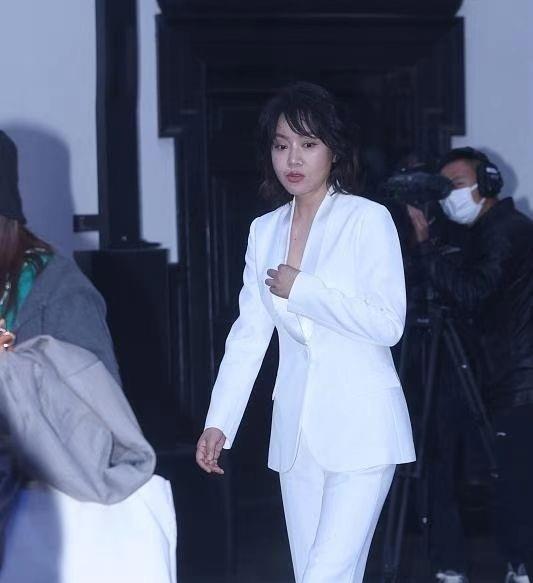 西装 闫妮这造型真老气！剪流浪汉发型太颓废，离开滤镜后一脸沧桑