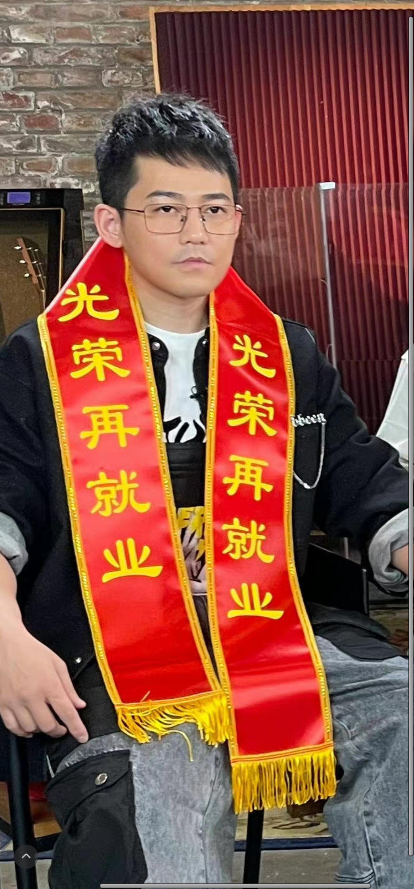 苏醒|曝苏醒撇下老婆约会美女,怕冷让女方穿自己外套,分开时互相拥抱