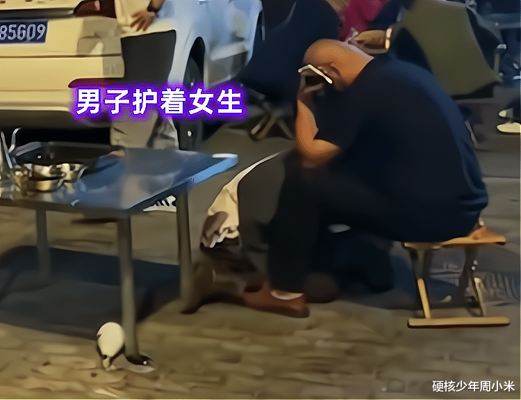 男子和异性吃饭被抓包,妻子大闹烧烤摊,丈夫却紧紧地护着女生