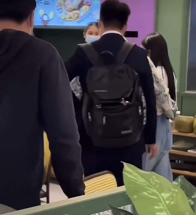 王思聪|曝王思聪同时交往两任女友！紧搂小15岁新欢，另一位网红面露不悦