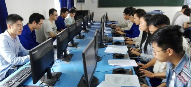 穿衣搭配|漂沪打工人“收入”曝光，IT成香馍馍，但有多数人却难以企及