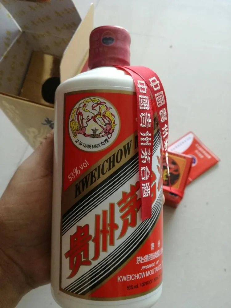贵州黔东南,一男子花13800元买了一箱贵州茅台酒