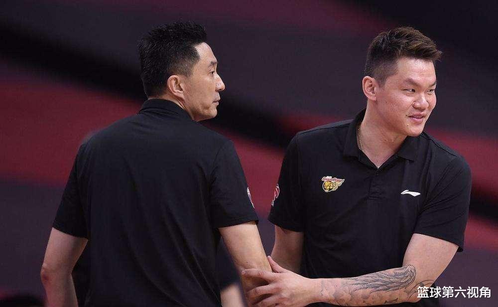 教练|朱总闷头看手机？他的权力有限，更像是公司的“采购员”