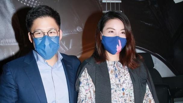 郭晶晶|霍启刚牵手郭晶晶出镜！郭晶晶扎衬衫肚腩横生，满身贵气