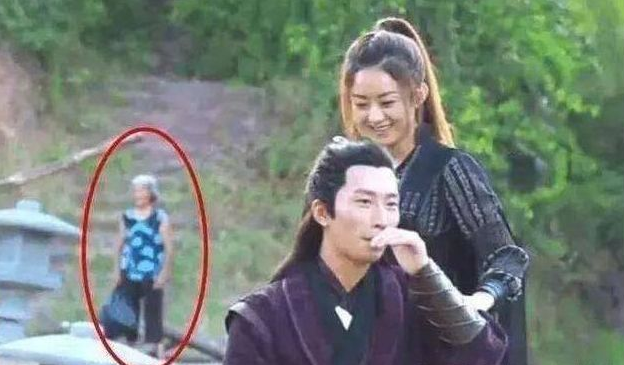 鹿晗|最让人无语的穿帮镜头：鹿晗的背心拉过头，周冬雨黄渤在干啥？