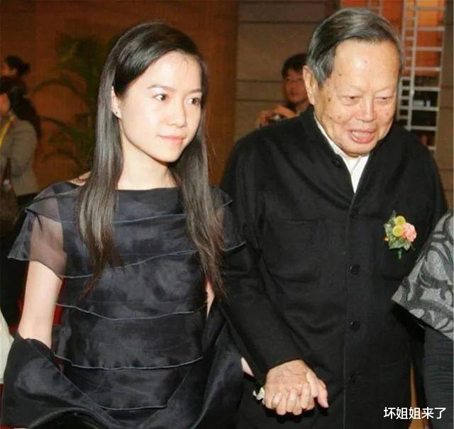 杨振宁|杨振宁翁帆一张近照刷屏,他们的恩爱方式打脸多少人