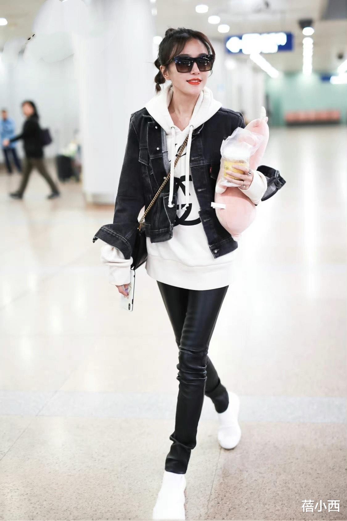 秦岚|“秦岚”才是机场穿搭一姐吧！牛仔外套叠穿连帽卫衣，气场开挂