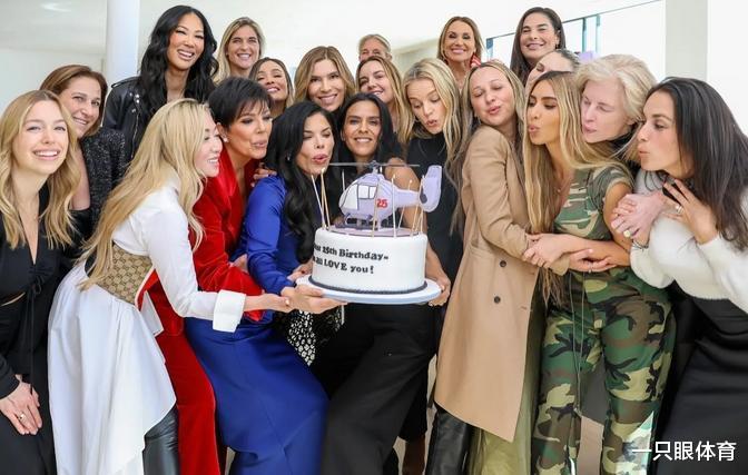 县委大院|金卡戴珊给首富女友庆生!53岁金刚芭比,手臂粗壮,极致臀腰比