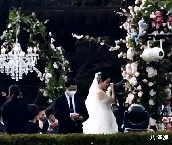 孙艺珍|玄彬孙艺珍婚礼仪式进入尾声,鞠躬感谢父母,甜蜜接吻惹全场沸腾