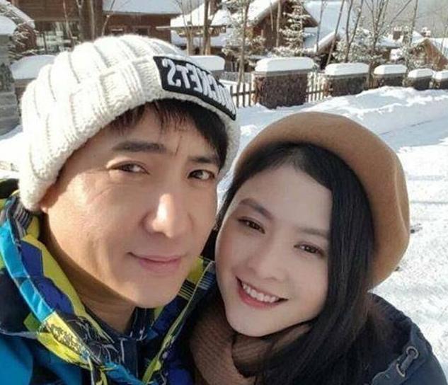 沈腾|沈腾被曝离婚后，妻子王琦首露面，孕相十足胖成了“贾玲”