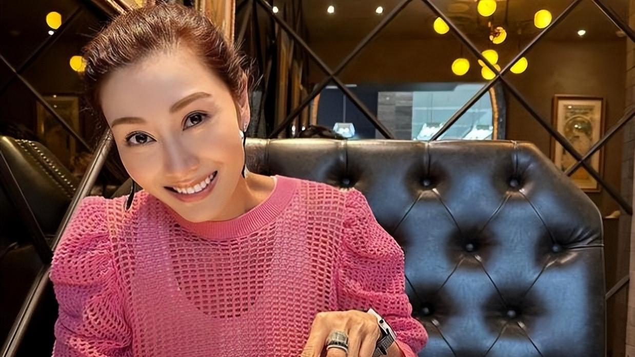 李嘉欣|李嘉欣国外品尝美食，刀叉齐用满脸笑容，许晋亨视角很优雅