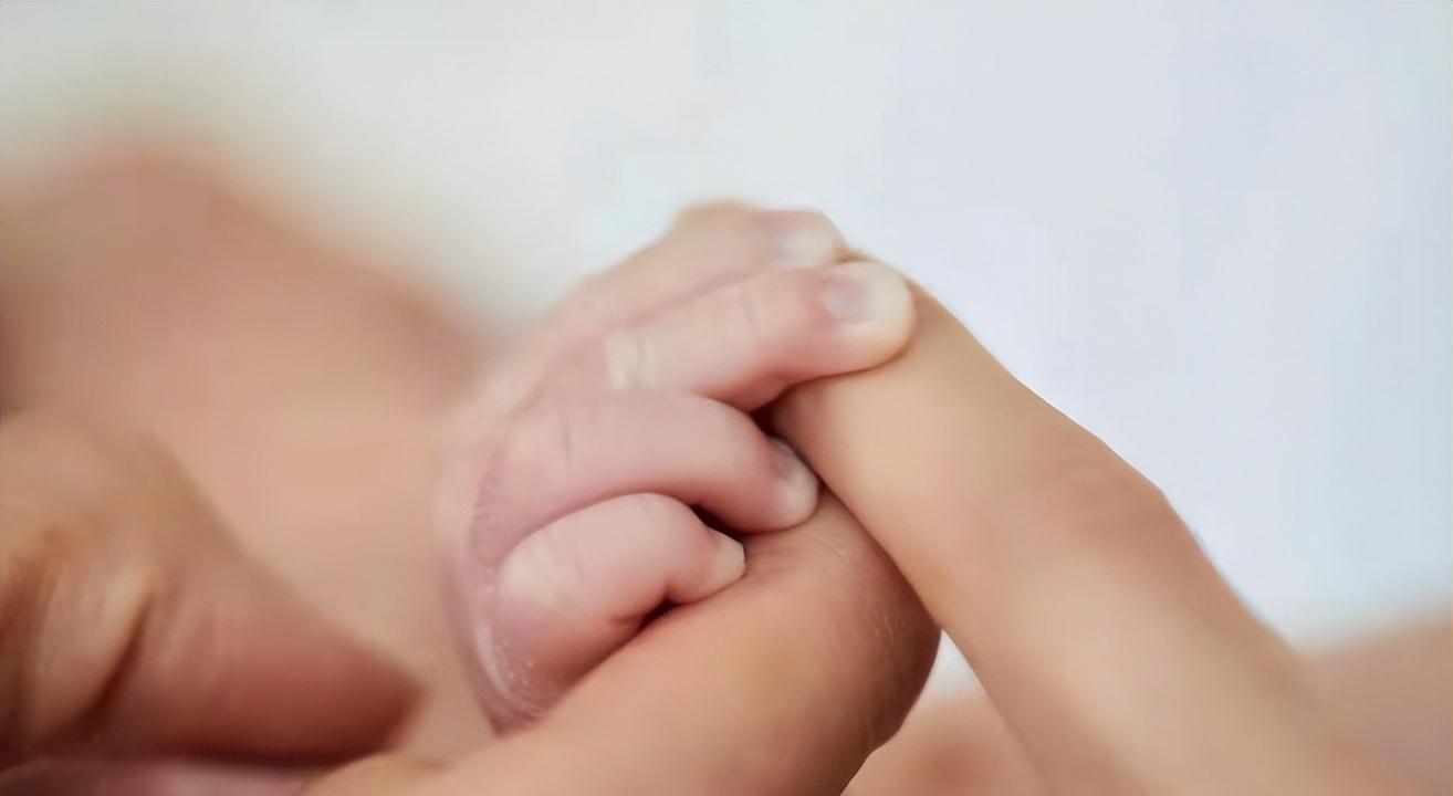 林志玲|林志玲高龄产子后首晒自拍，嘟嘴卖萌不似孩子妈，头发依旧茂密