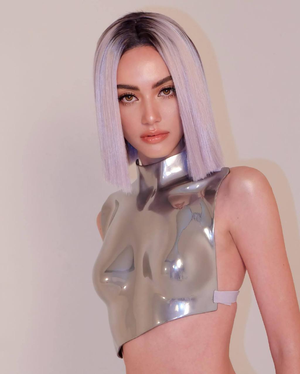 |泰国影视后黛薇卡·霍内身穿银白色半身胸甲，充满时尚和未来感