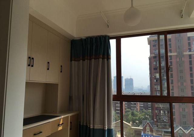 老公非要在床头打一圈柜子,完工才知实用,不过阳台更迷人,晒晒