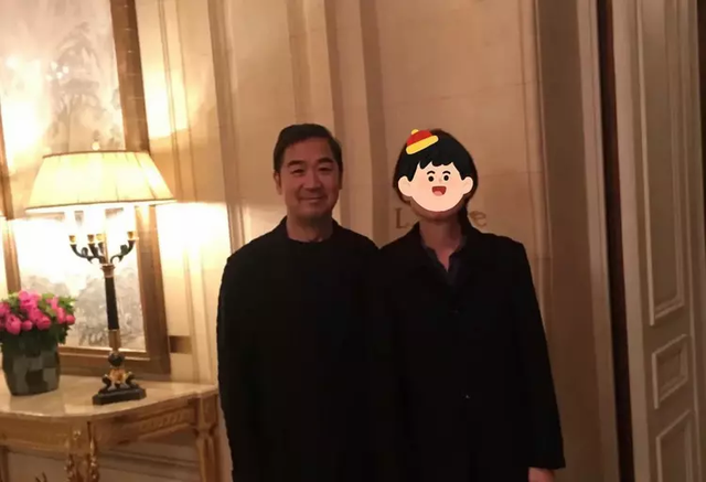 张国立|曝65岁张国立现身国外！洋酒喝到脸通红，娇妻未施粉黛白到发光