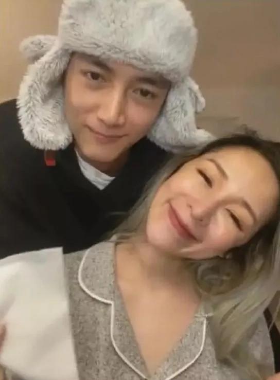 萧亚轩|萧亚轩素颜直播，受伤右脸还未完全恢复，坦言用一年多接受现实