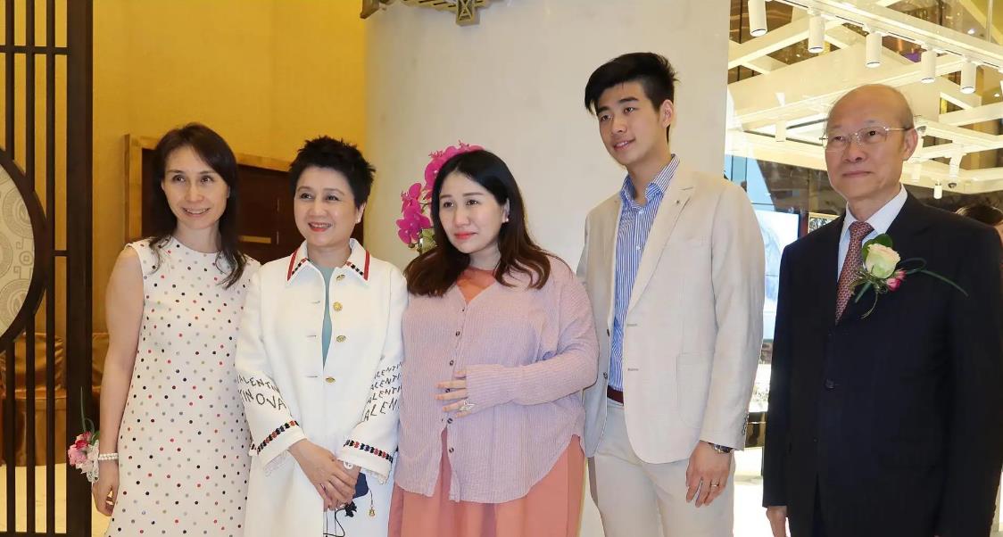 何超盈|何超盈：曾精神涣散现身街头，传同性绯闻，后闪婚小6岁男友