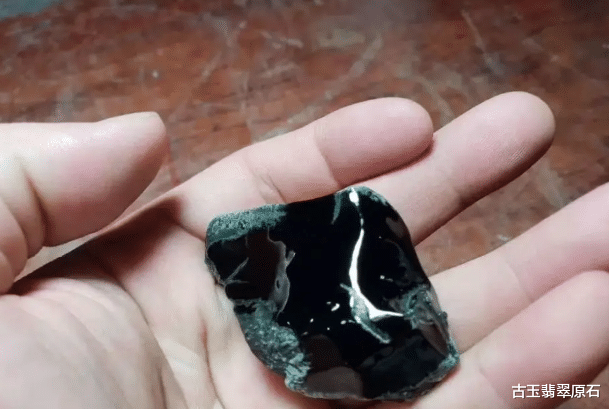 翡翠|一块鹌鹑蛋般大小的翡翠原石，拿去抛光打磨了一番，成品竟出奇的吸睛！