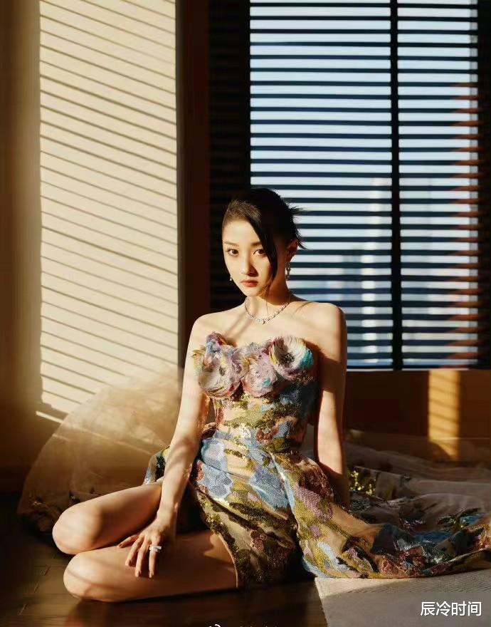 关晓彤|飞天奖红毯女星造型被群嘲，关晓彤肩宽头小不协调，孙俪几乎乱穿