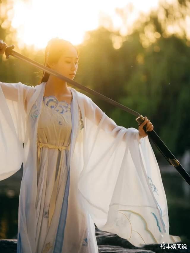 何超欣|何超欣清华毕业照曝光！穿汉服拿纨扇透着仙气，22岁已身家过亿