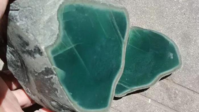 翡翠|小伙3000拿下的翡翠原石，一刀切开冰种带晴底，价值瞬间暴涨！