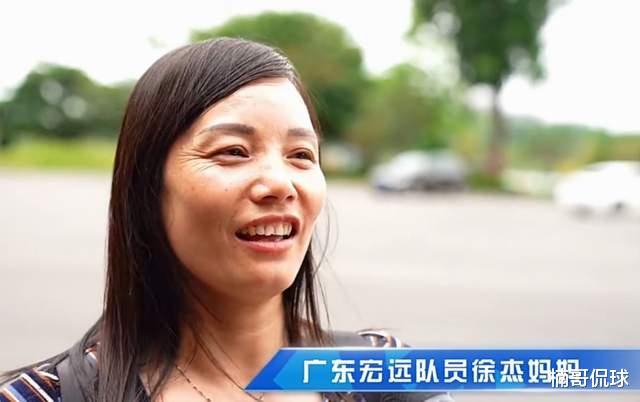 徐杰|徐杰父母晒海边度假照！母亲皱纹明显显苍老，父亲开饭店身体发福