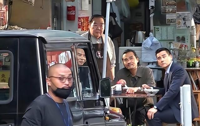 刘德华|刘德华路透照曝光，穿深色西装高领毛衣帅气足，彭于晏表情成亮点