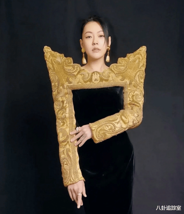 小S|小S继0奖项后，挂衣架发动态自嘲：都没得奖了，还要帮大家扛东西