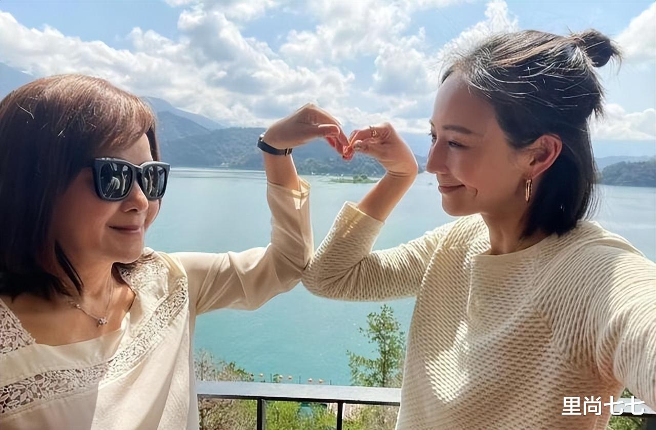 张钧甯|张钧甯带妈妈出游，作家妈妈看起来像50岁，气质比她还好