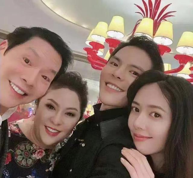 向佐|网曝向佐郭碧婷生两孩还没领证,向太曾发文表示两人在台北领证