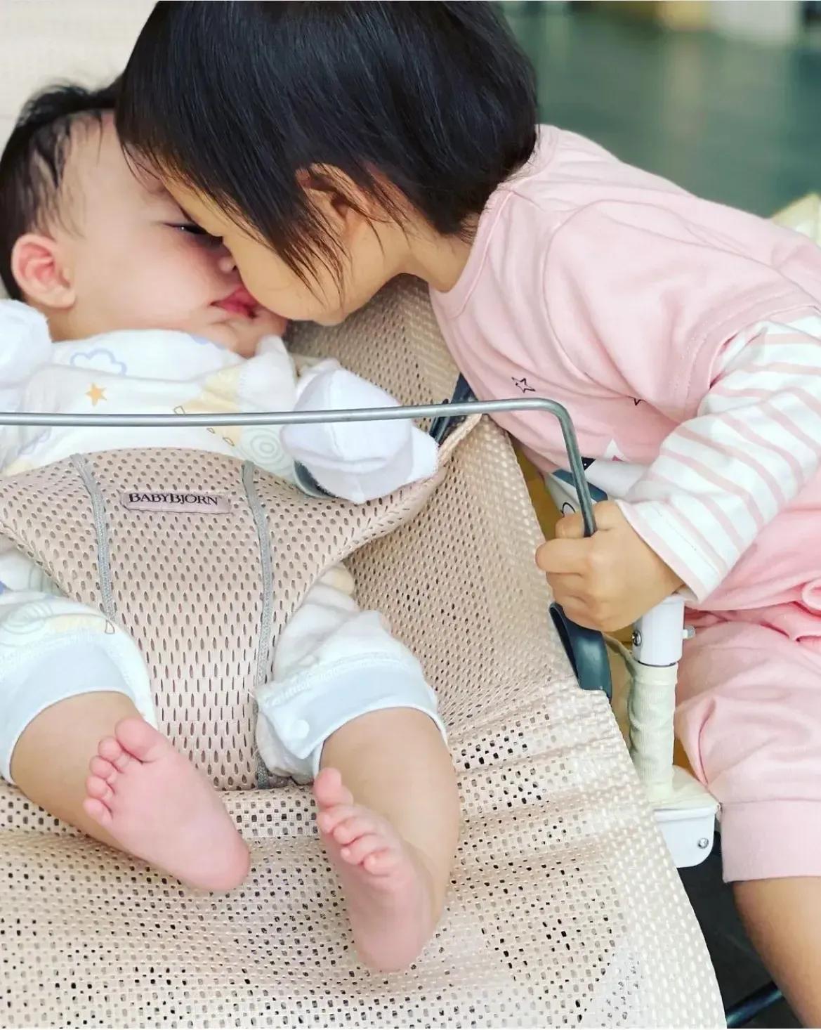 杨怡|杨怡晒照为二胎儿子庆祝百日，小宝贝软萌出镜，和爸爸对视超有爱