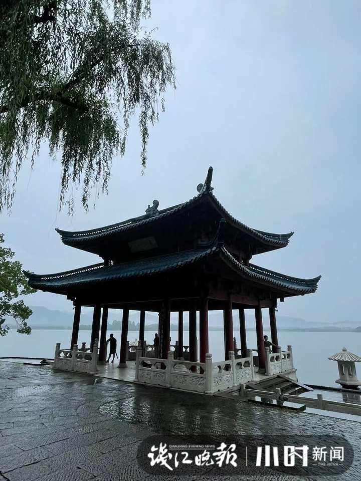 |烟雨西湖美得不像话！假期最后一天，你在哪里逛呀