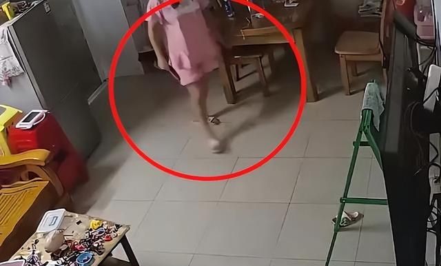 妻子催促丈夫洗澡,丈夫躺沙发假装听不见,妻子发火:生蚝喂狗了