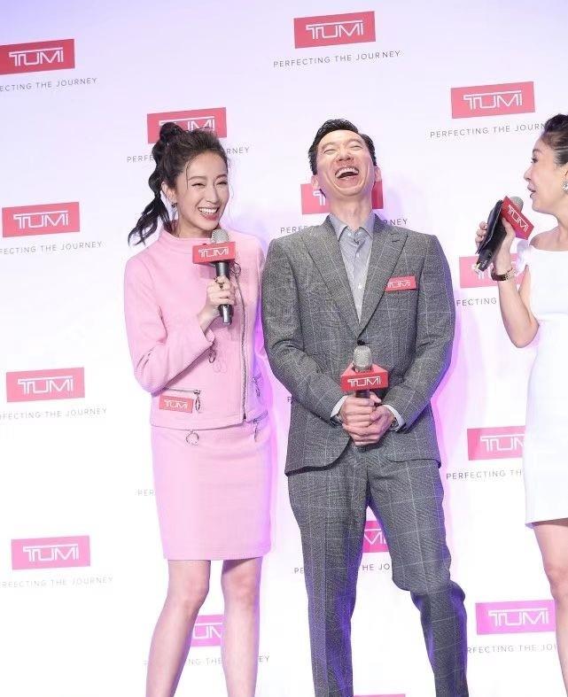 隋棠|隋棠罕携丈夫亮相,穿粉衣生仨娃嫩得像小姑娘,豪门丈夫像老父亲