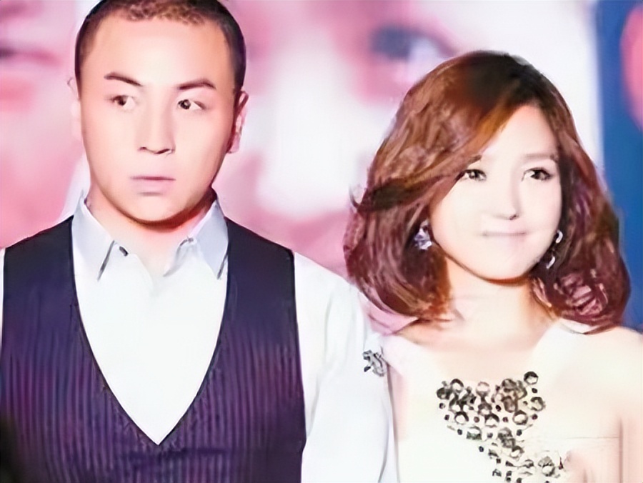 释小龙|曝释小龙已结婚生子，女儿被保姆紧抱手中，妻子随行身材凹凸有致