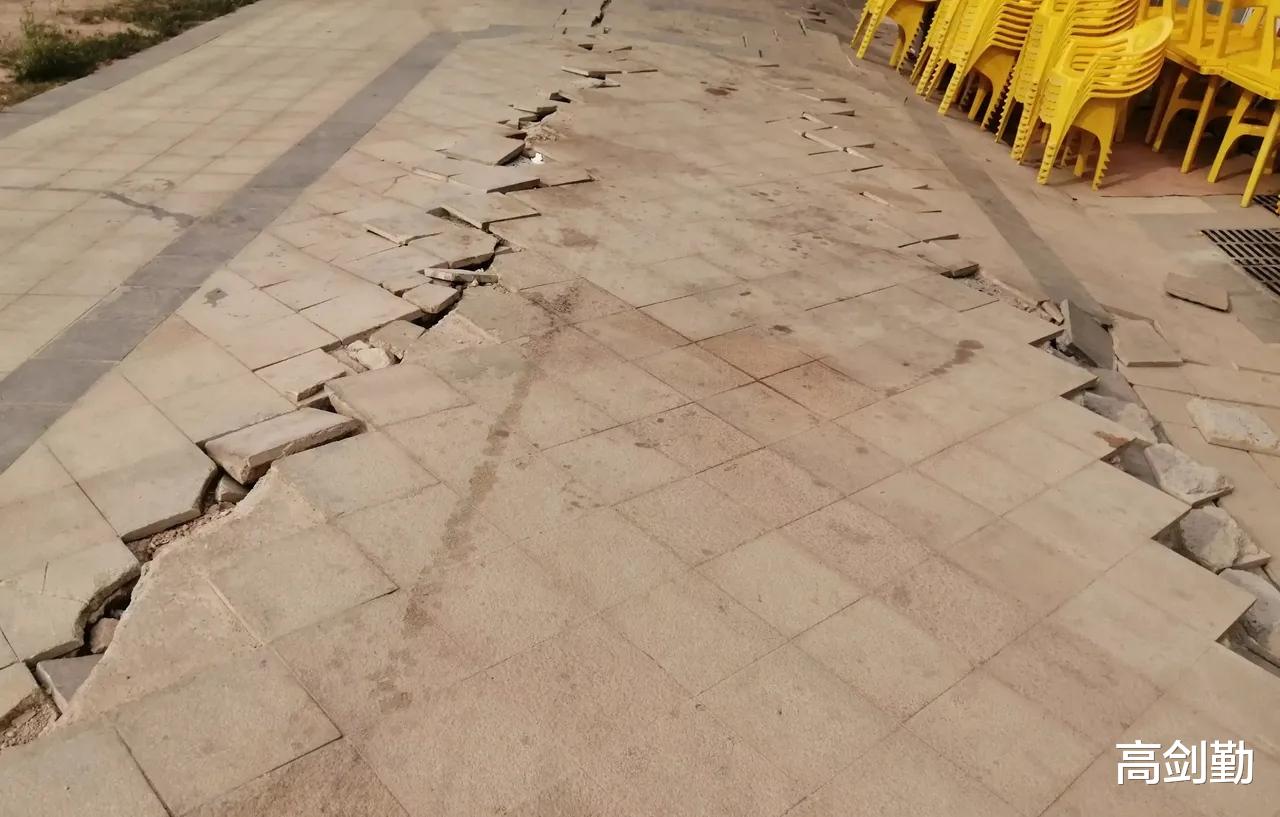 兰州恒大的楼盘出现了地面沉降问题，地面的地砖和路面都开始下沉