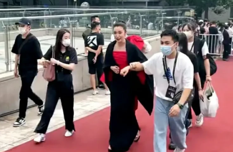 明星|明星走红毯排场真大，多名助理开道、搀扶，这是皇帝太后驾到？