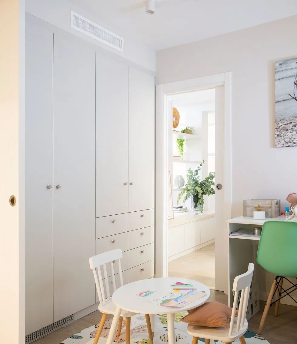 4口之家只保留了2间卧室，儿童房错层上下铺，隔出一半当游戏区