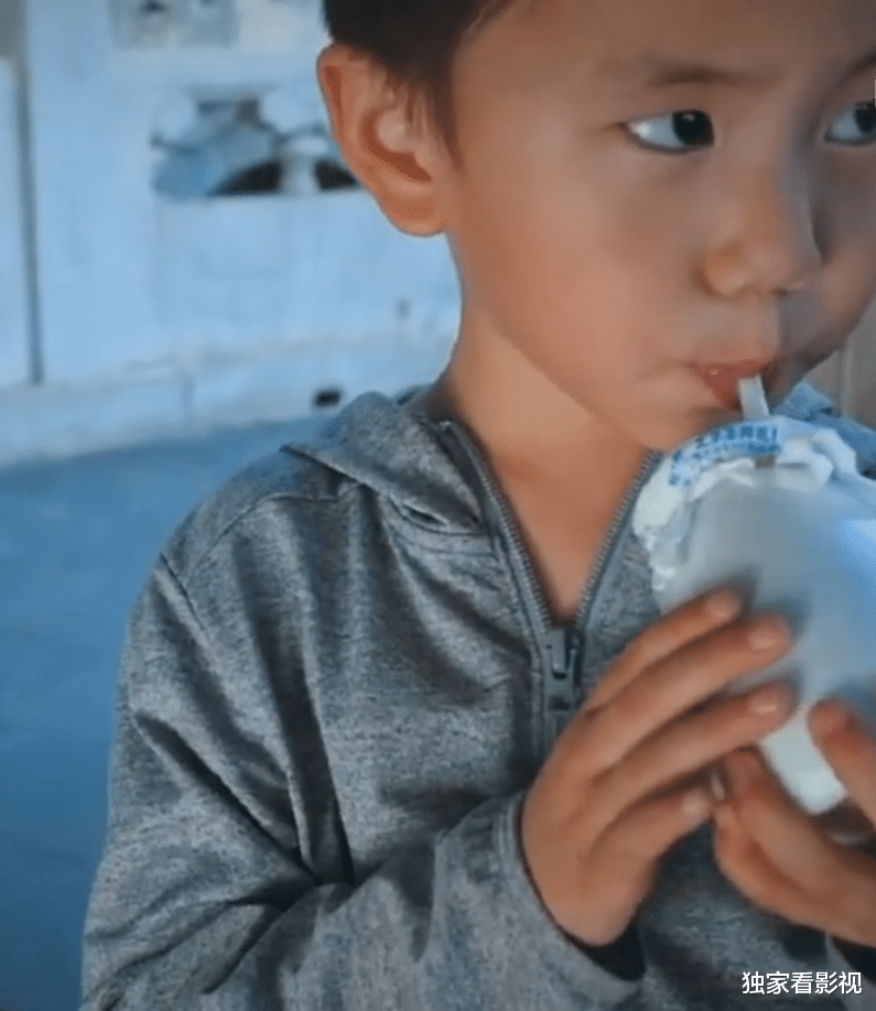 黄磊|黄磊三胎儿子露正脸，单眼皮、性格安静神似二姐，一家五口高颜值