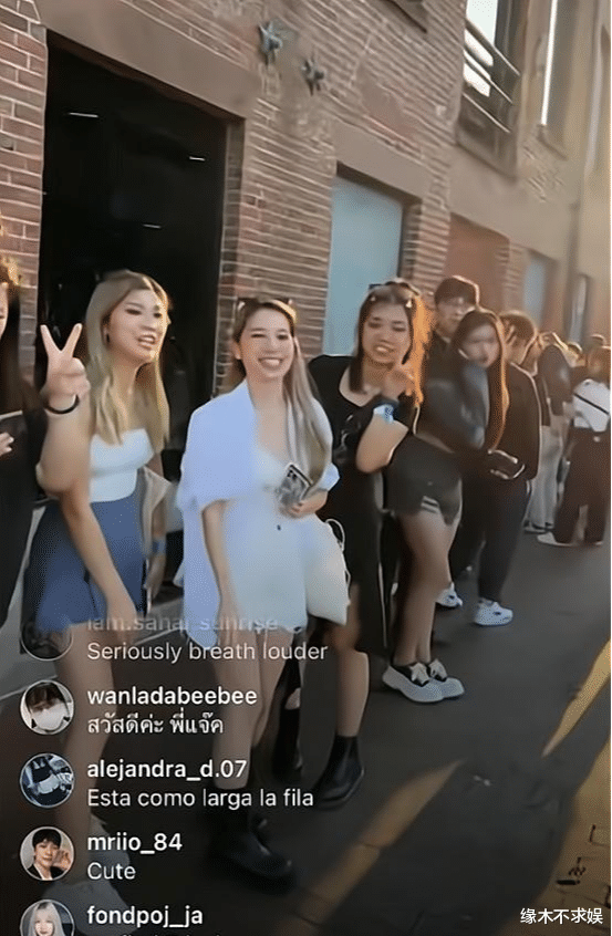 王嘉尔|王嘉尔签售会:和女粉十指相扣、抱女学生,网友:塌房了也不奇怪